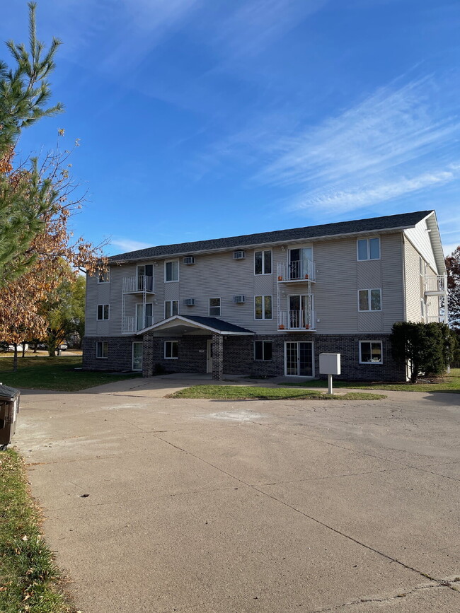 Building Photo - Large 2 Bedroom Apartment - Available August 1st