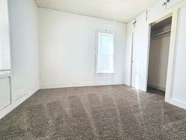 Building Photo - Beautiful 2 Bedroom 1 Bath