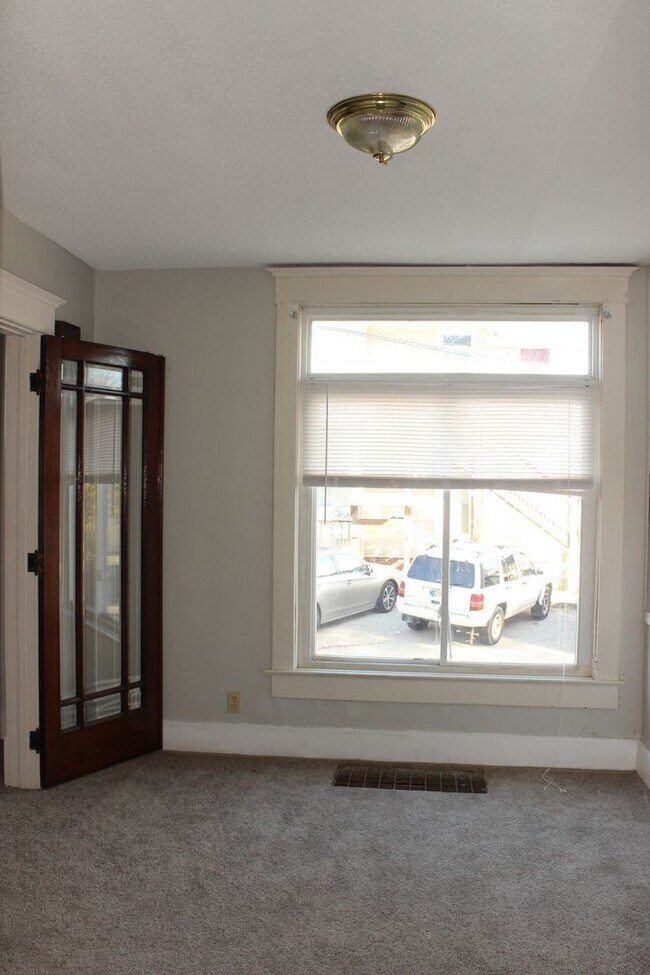 Building Photo - Close to Campus: Dishwasher and Washer/Dryer Included