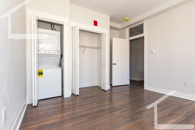 Building Photo - 8/1 No Fee! - Renovated junior 1BR with laundry in unit!