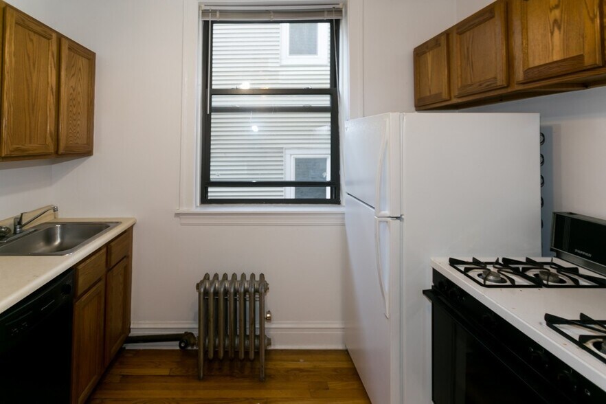 Building Photo - 1913 W Larchmont Ave