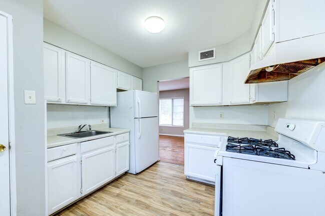 Building Photo - Charming Mid-Century Home with Basement and Fenced Backyard!