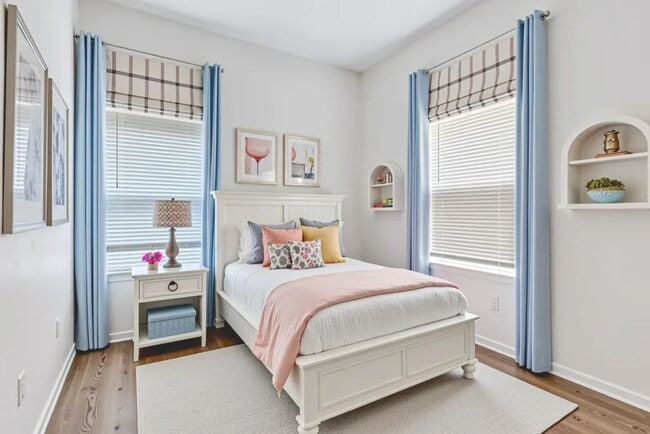 Building Photo - Renovated and full of character, this 3-bedroom, 1-bath apartment, We accept section 8