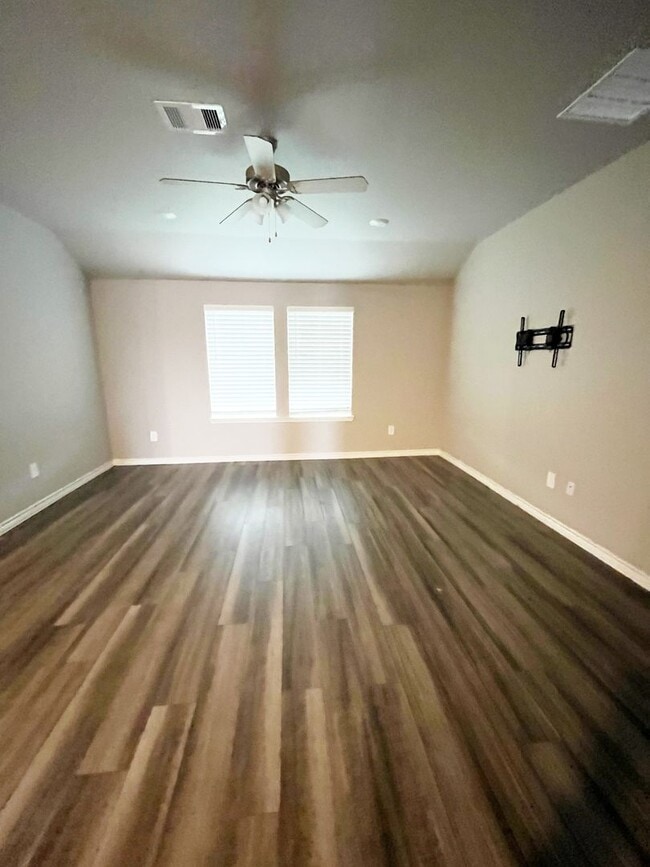 Building Photo - House for rent!