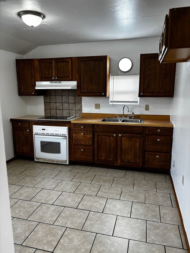 Building Photo - Adorable and spacious 2br 1ba apartment
