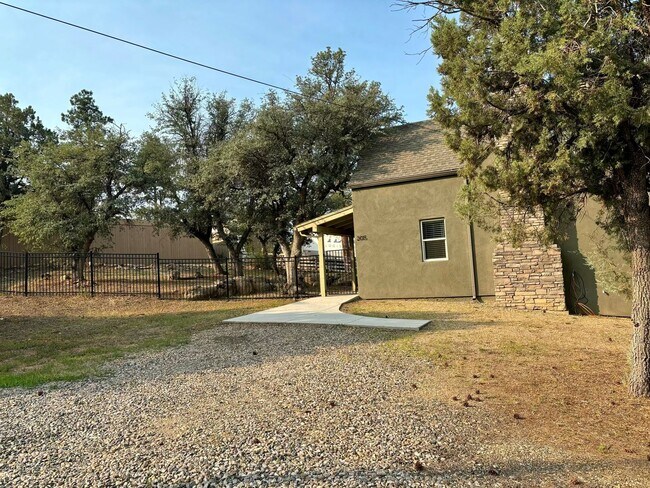 Building Photo - Beautiful 2100 sq ft Prescott home, 4 bed 2 bath with large upstairs loft on almost an acre of land!