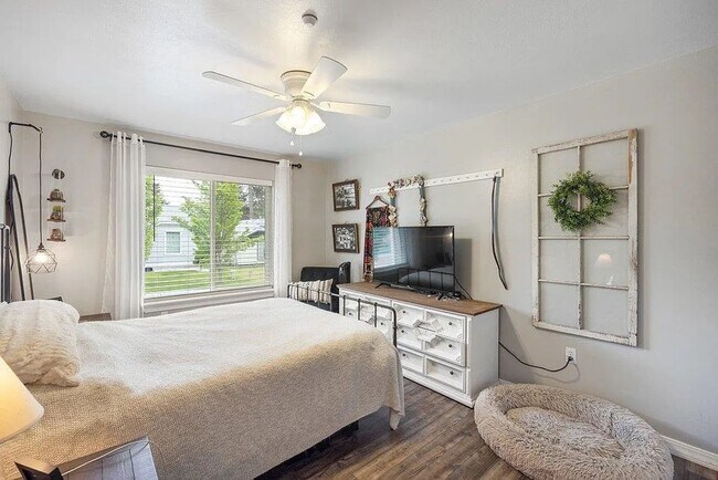 Building Photo - Modern 2 Bed, 1 Bath Condo near Dishman Hills!