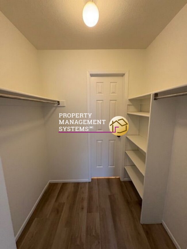 Building Photo - 2 Bedroom Condo w/ 2 Car Garage