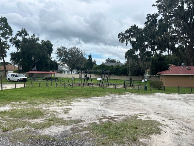Building Photo - Beautiful 3 Bedroom Home Just Steps from L...