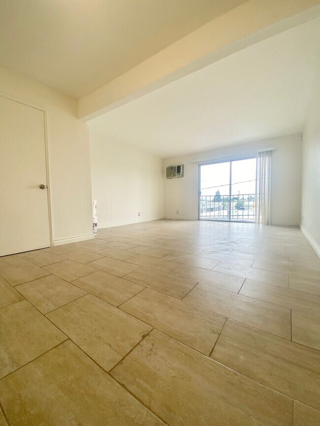 Building Photo - 16046 Wyandotte St