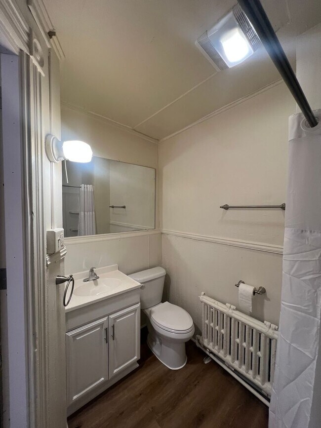 Building Photo - 114 S Queen St