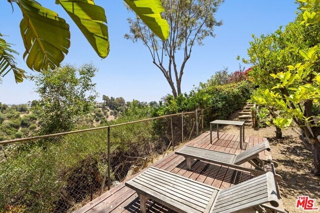 Building Photo - 2120 Linda Flora Dr