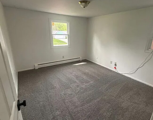 Building Photo - Four Bedroom Available for Immediate Move in!!