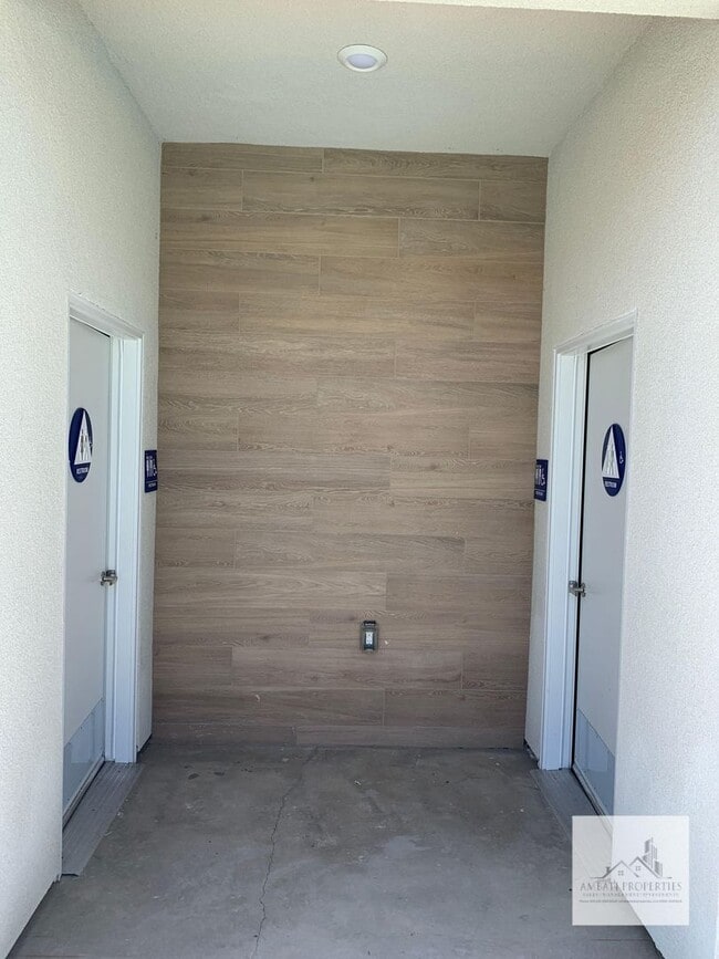 Building Photo - 490 W Mahogany Ln