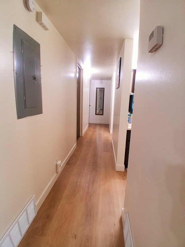 Building Photo - 1080 E 450 N