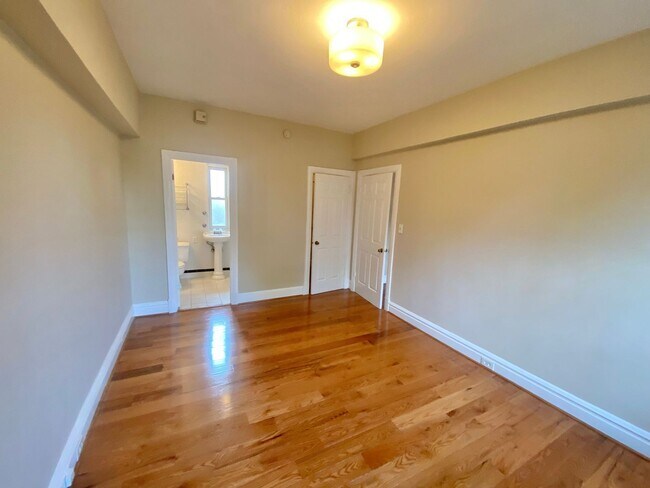 Building Photo - Have Breakfast at Tiffany's! Dupont's Gleaming Light Filled 2 En-suites w/ W/D at the Tiffany!