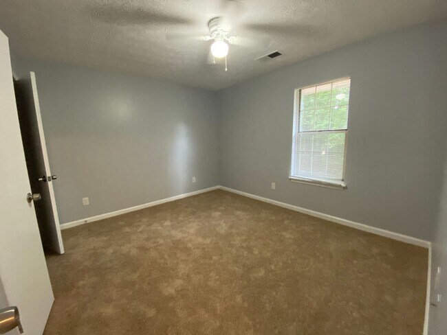 Building Photo - Oakwood Drive (Duplex - 2 Units)