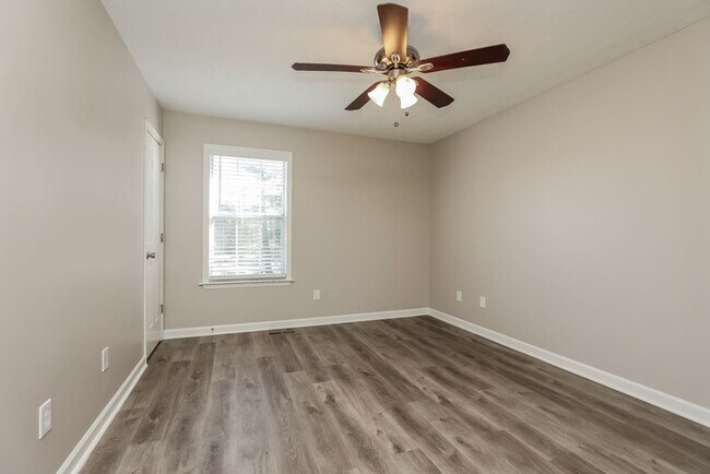 Building Photo - 3-Bedroom Home with Deck in La Vergne