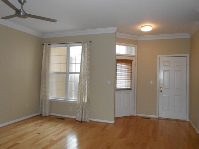 Building Photo - Beautifully Updated Townhome in Prime Carrboro Location – Walk to Downtown & Weaver Street Market