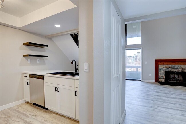 Building Photo - Stunning Top-Floor End Unit with Vaulted Ceilings and Modern Finishes
