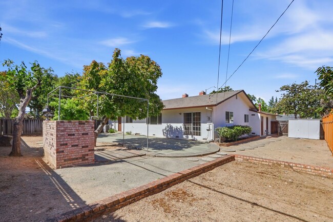 Building Photo - Wow! What a Great Home! Available Now!