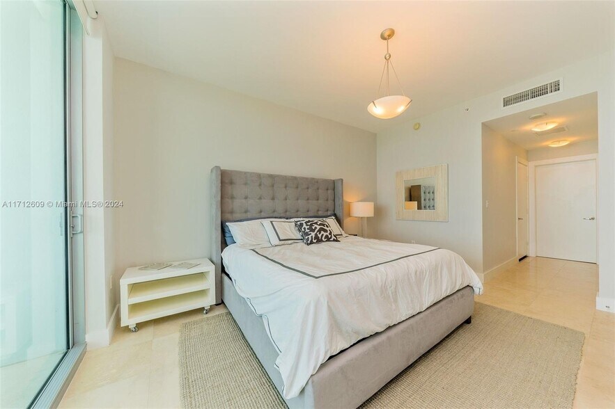 Building Photo - 900 Biscayne