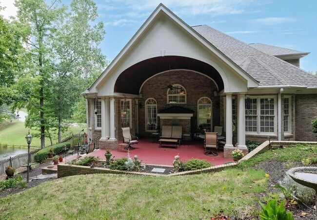 Building Photo - Luxury Waterfront Rental in Gated Montebello Community