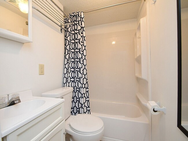 Building Photo - Cute Bungalow