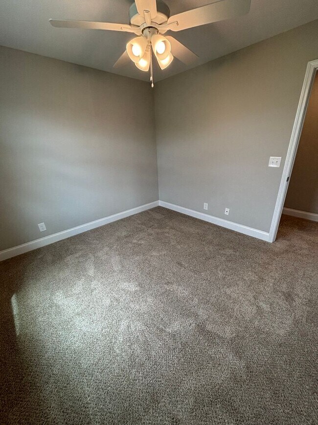 Building Photo - 4 Bedroom 2 1/2 Bath Pet Friendly Home For Rent Near Post!