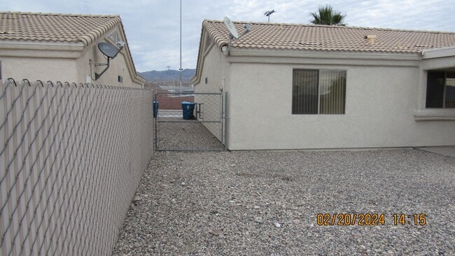 Building Photo - 3 bed 2 bath 2 car garage near high school