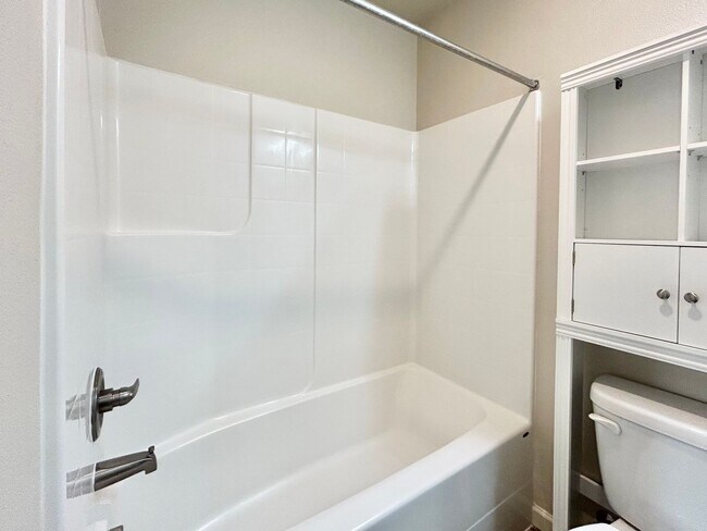 Building Photo - Stunning 2 Bed, 2.5 Bath Craftsman Townhome with Community Amenities!
