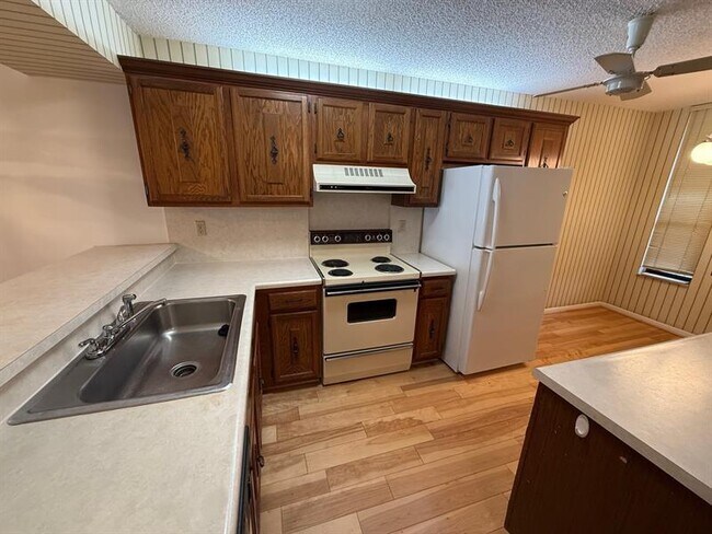 Building Photo - 6215 Coral Lake Dr