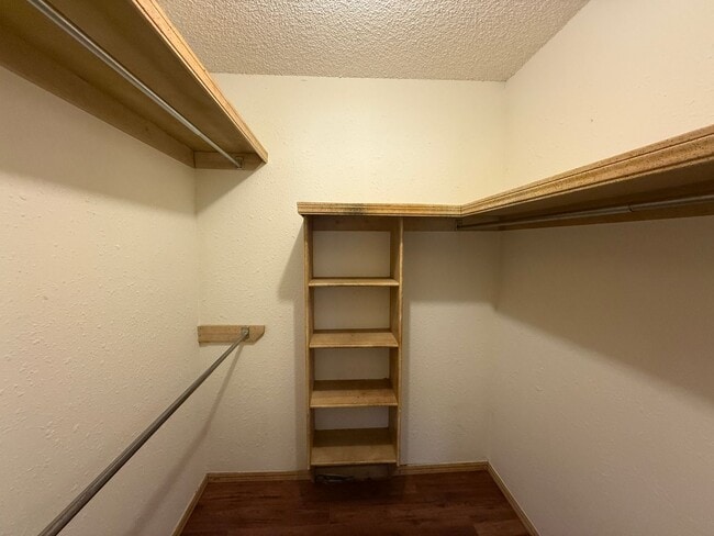Building Photo - Vaulted Ceilings, Large Great Room! 3 bedr...
