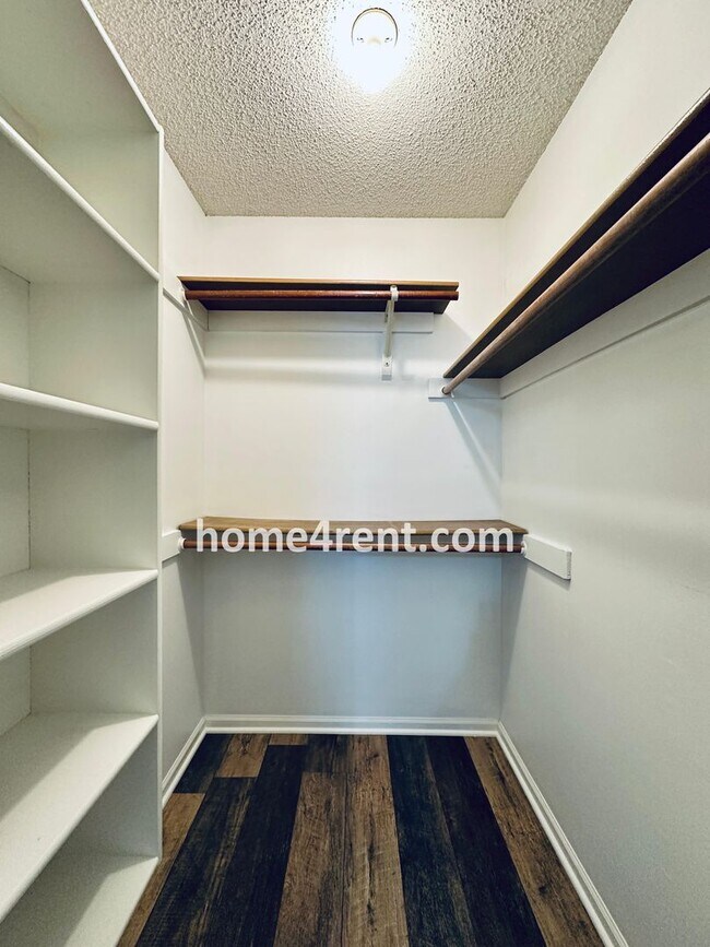 Building Photo - Wonderful Three Bedroom Olathe Home in a Q...