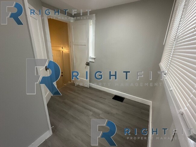 Building Photo - Newly Renovated Home in Dayton!