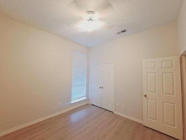 Building Photo - Beautiful 4/3/2 with Sparkling Pool!