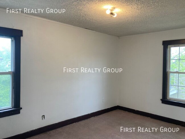 Building Photo - 1324 W Fairview Ave