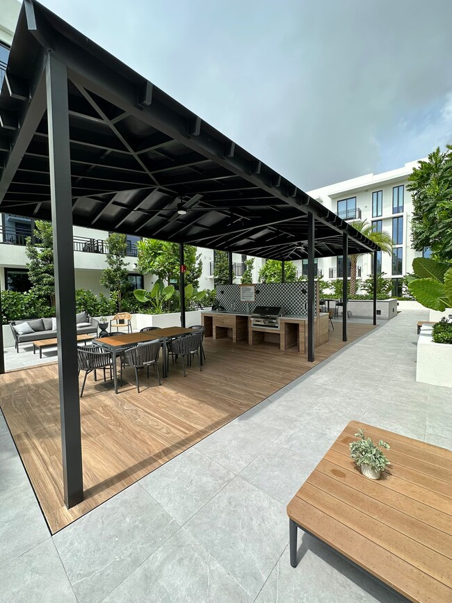 Building Photo - 28 NE 1st Ct