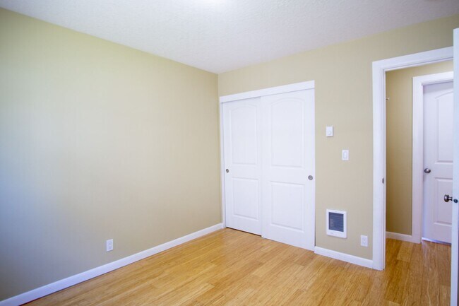 Building Photo - Corner Apartment in Saint John's w/Parking...