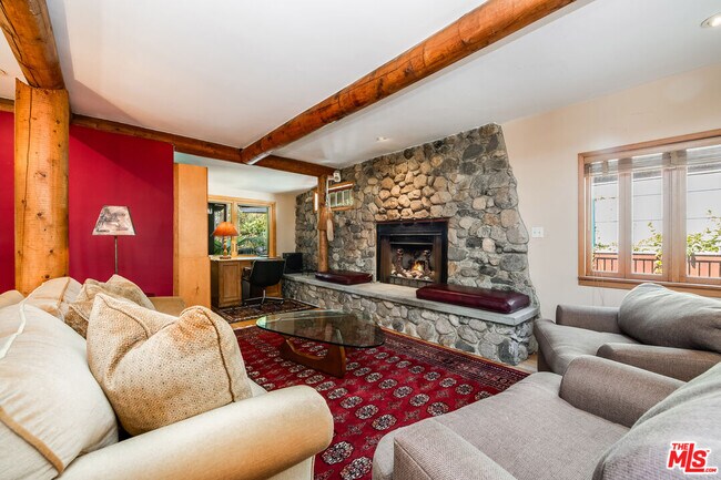 Building Photo - 454 E Rustic Rd