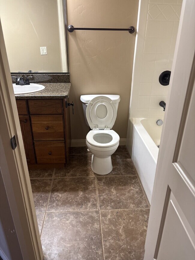 Building Photo - "Charming 3-Bed Townhouse in Cedar City – Spacious 1365 Sq Ft with 2.5 Baths!"