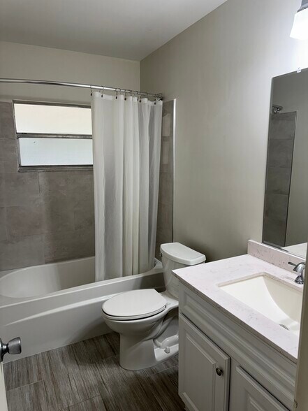2nd full bath. - 13322 Via Vulcanus
