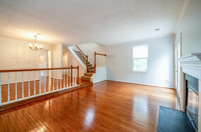 Building Photo - Three-level end unit townhome!