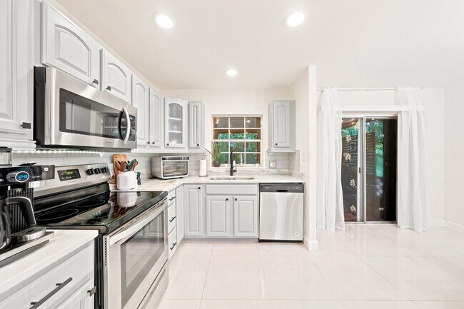 Building Photo - 8026 SW 20th Ct