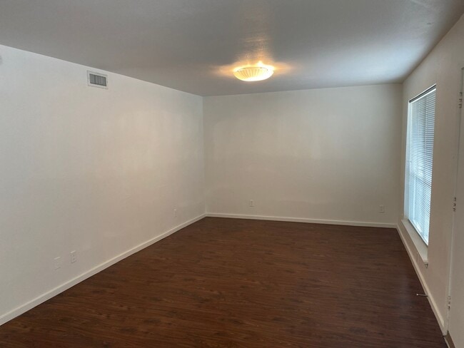 Interior Photo - River Oaks