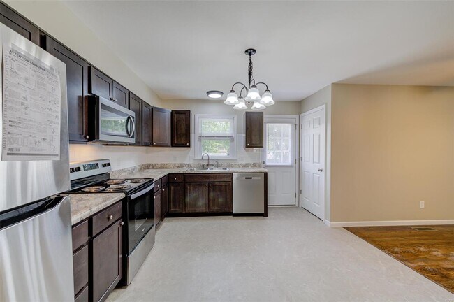 Building Photo - 624 S Pam Ave