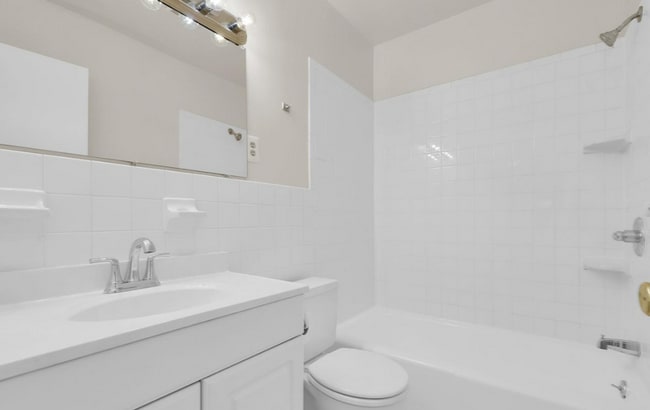 Building Photo - Bright Top-Floor 2BR Condo with Balcony in Parkside Community