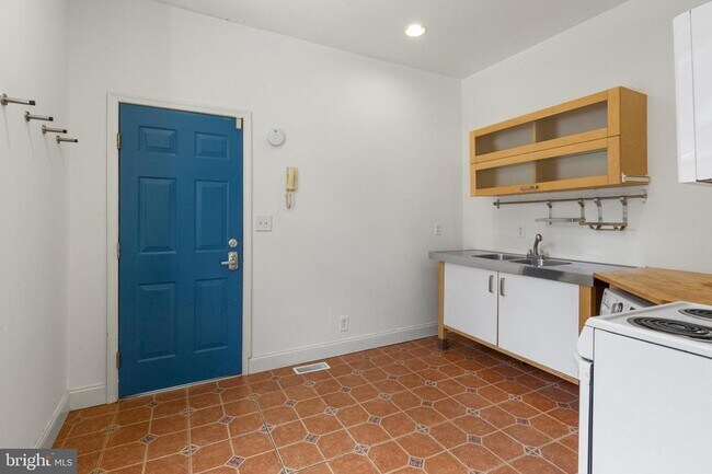 Building Photo - 3001 W Girard Ave