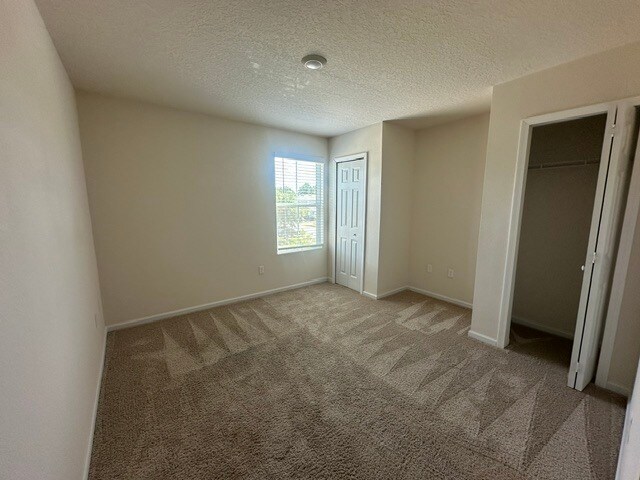 Building Photo - Modern 3 Bedroom Townhome Near River City Marketplace