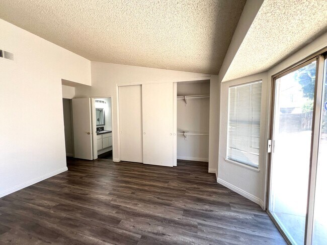 Building Photo - Charming Single story 3bed /2 bath newly renovated home